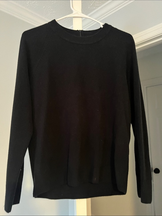 Tint & Shadow Sweaters - Black Crewneck Sweater - Classic Everyday Knit